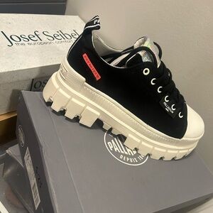 Palladium brand new women’s size 7.5